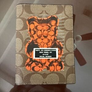 🌼NWOT Coach Vandal Gummy Bear Print Passport holder🌼🌼